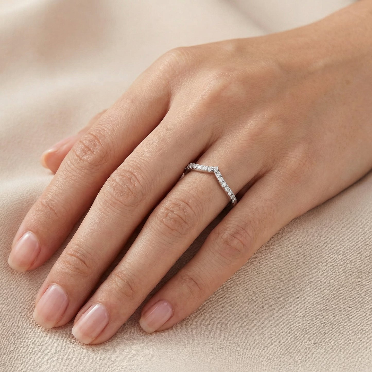 14KWG DIAMOND V SHAPE BAND RING