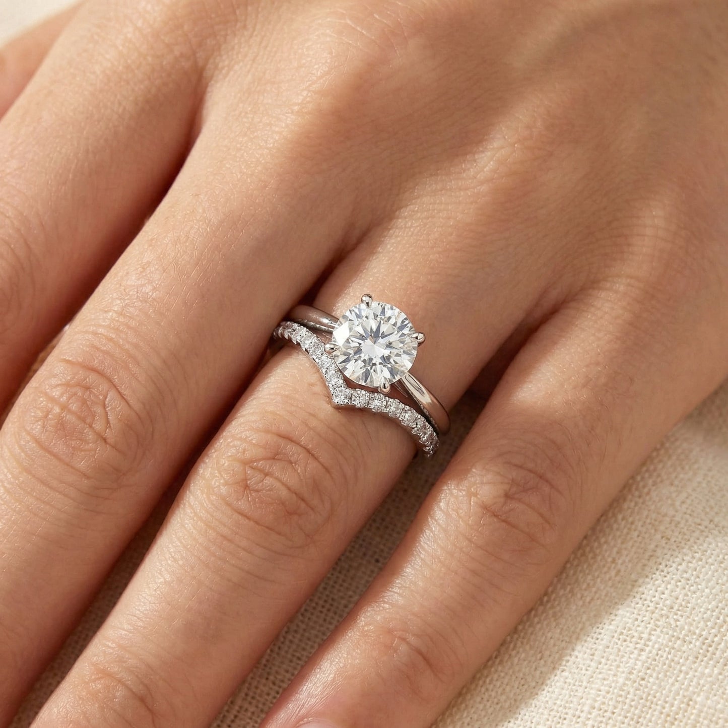 14KWG DIAMOND V SHAPE BAND RING